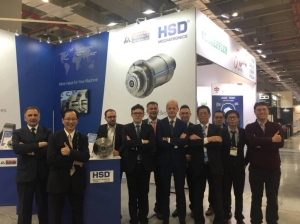HSD集团总经理Fabrizio Pierini及业务团队，与代理商一佳公司总经理张乙谅、副总经理张胜利等，摄于2019 TIMTOS展会场。
