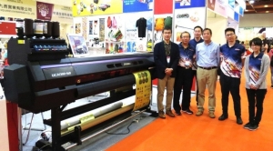 台湾御牧社长山田恭弘（前排左一）、总经理洪佑焕（前排左二）、副总有贺一普（前排左三）带领专业团队与UV卷料喷印机种UCJV300共同合影。业者／提供