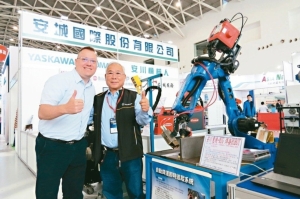 安城国际经理郑进成（右）携手Robotmaster软体亚洲区经理Ian Thompson，以专为工业机器人设计的离线编程软体Robotmaster，协助ROBOT操作及编写控制程式更加简易。 李福忠／摄影