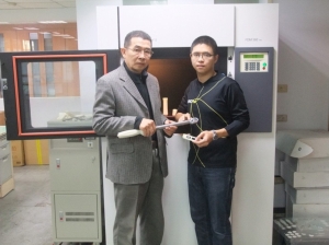 首君企业创办人萧烜森(左)与萧方韦一同合影。 业者/提供