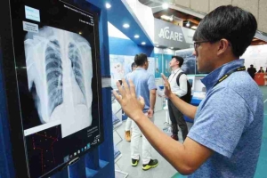 智慧醫療議題夯，ICT業者參加2019年台灣國際醫療暨健康照護展，跨界搶商機，圖為去（2018）年展覽現場。 李炎奇/攝影