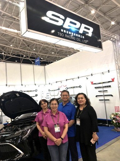 TSO Racing Co. General Manager Tso Pei-chen (second from right) and Asia-Pacific Region General Manager Tso Tsai-li (first from right) says their brand “SPR” of strut bars are widely recognized and trusted by buyers. (Photo provided by CENS.com)