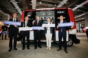 台北AMPA展出的电动化，智慧化的电动巴士吸引目光。(外贸协会/提供)