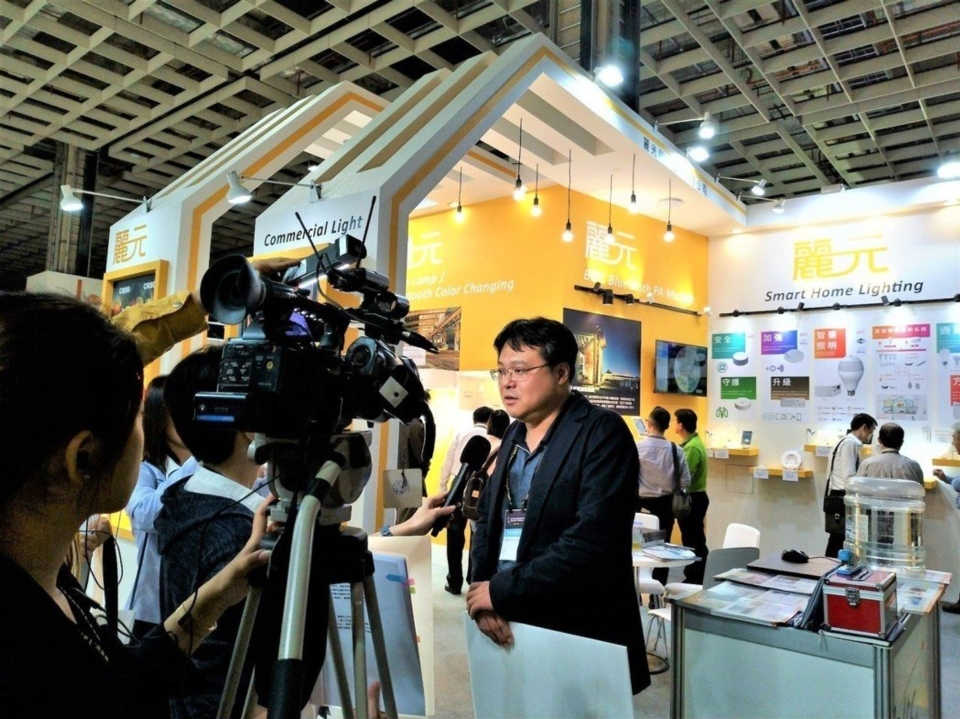 麗光科技總經理邱士庭於2019年台灣國際照明科技展現場，接受媒體採訪。業者／提供
