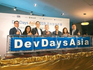 微软DevDays Asia 2019亚太技术年会在台湾举行。台湾微软总经理孙基康(左三)与经济部长沈荣津(左四)等人出席。 记者萧君晖/摄影
