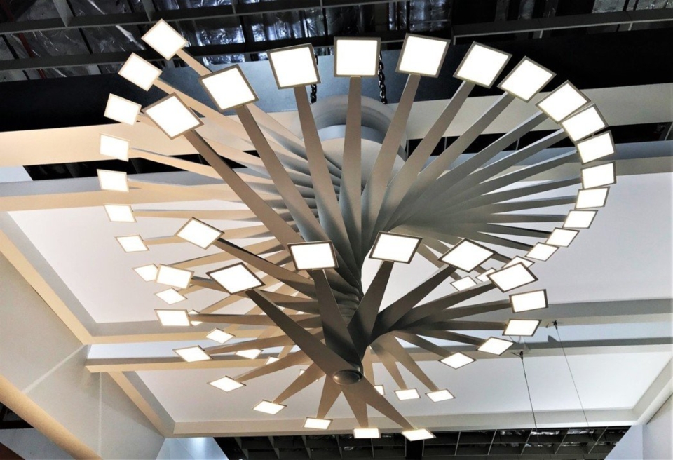 The ITRI’s “Curve” displayed at this year’s lighting show is modeled using 27 supporting OLEDs in a radial structure.s. Curve is a compatible-drivendesign developed by ITRI and ADO OPTRONICS CORPORATION to establish specifications and modular systems for OLED lighting products. (photo courtesy of Lee,sun,en)