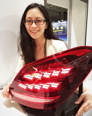The OLED automotiveeco-friendly light developed by ITRI and DEPO has removed the necessity for light guide plates, making it easier for assembly, and comes with non-glare, thin and lightweight characteristics which helps increase trunk space. This particular product is a step to entering a niche market in the lighting industry, and has garnered attention from high-end automakers. (photo courtesy of Lee,sun-en)