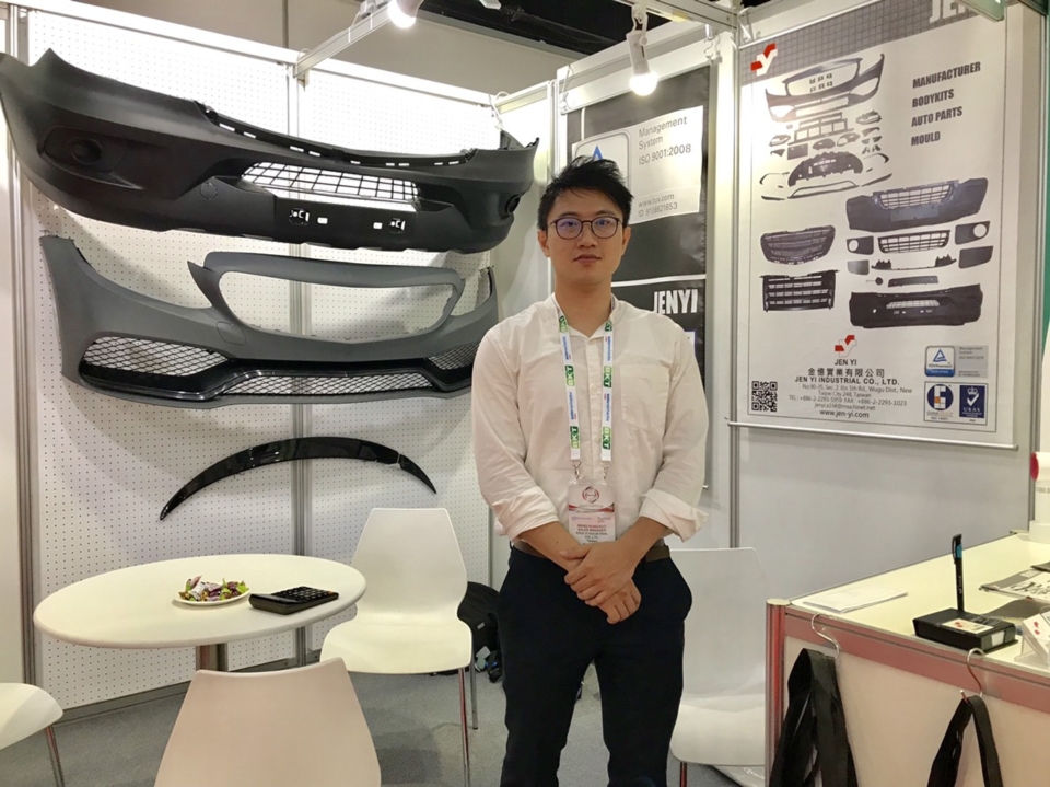 金憶公司經理郭信宏展示高品質保險桿及改裝件。 楊逢峮／攝影