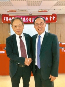 宇隆科技董事长刘俊昌（右）与程泰集团董事长杨德华宣布强强结盟，未来双方将共同研发生产设备、降低生产成本，共创双赢。 记者宋健生／摄影
