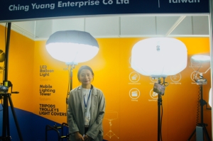 青阳公司LED气球灯广泛运用在夜间工程及户外活动。黄伟修/摄影