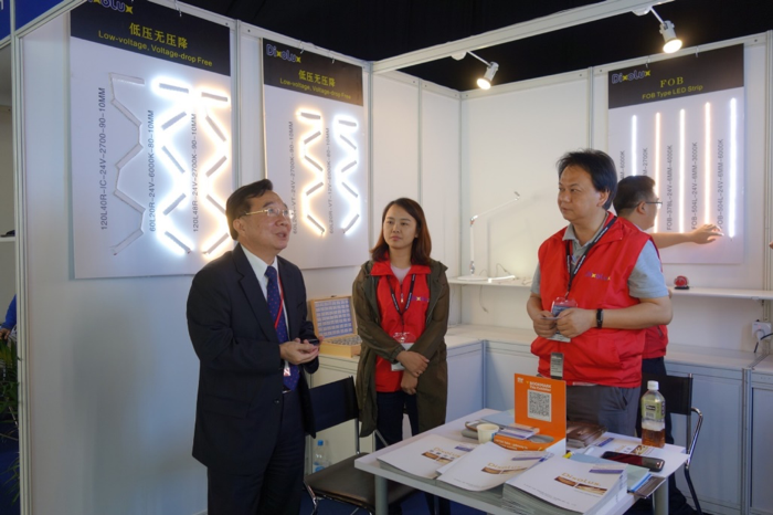 台北貿易中心香港辦公室巫英臣主任(左一)在展場與台灣展商致意。（經濟日報游志龍攝影）
