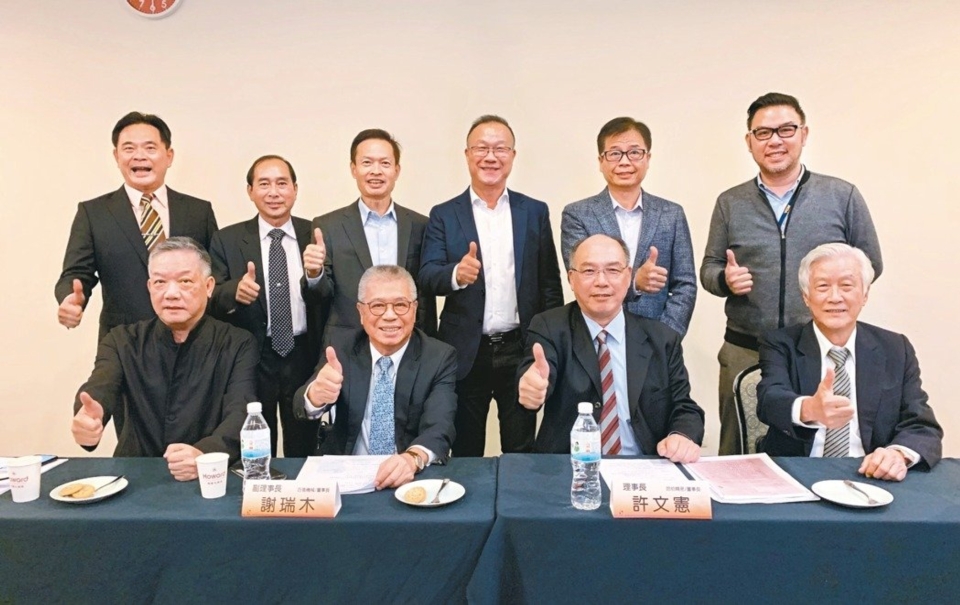 Xu Wenxian (the second from the right in the front row), the chairman of the Taiwan Machine Tool & Parts Association, and the supervisors believe that the next year`s performance can grow at least 10%. (Photo courtesy of UDN)