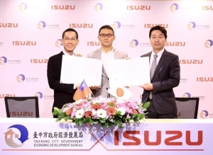 The Taichung City Government signed a strategic investment deal with an Isuzu Representative. (Photo courtesy of Taichung City Government)