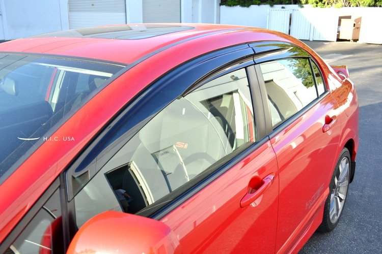 HIC汽車晴雨窗安裝方便，美觀實用。 安裝實例/振益昌公司提供