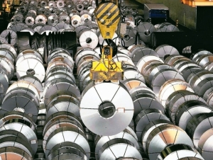 中鋼昨天開出6月內銷盤價全面下修，大宗底材熱軋鋼捲每公噸降900元，平均跌幅6%，是近54個月以來開盤最大跌勢。 本報系資料庫
