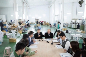 TMBA's mask-making team holds a meeting. (Photo provided by Hiwin Technology)