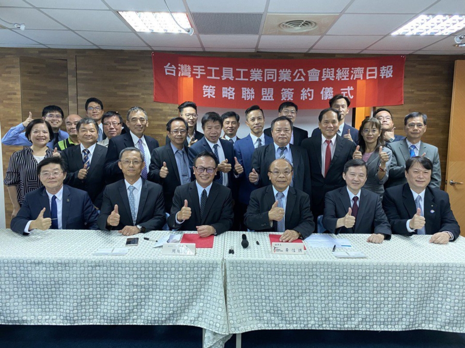 THTMA and EDN representatives attend a meeting to sign an MOU signaling cooperation over hosting the 2021 Taiwan Hardware Show. (Photo courtesy of EDN)