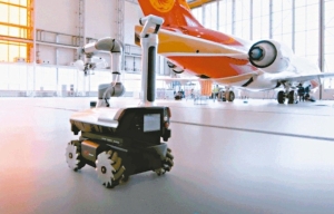 联想首度跨足工业机器人领域，自主研发出产品可以利用5G远端控制为飞机喷漆，已经获商飞大飞机制造采用。 网路照片
