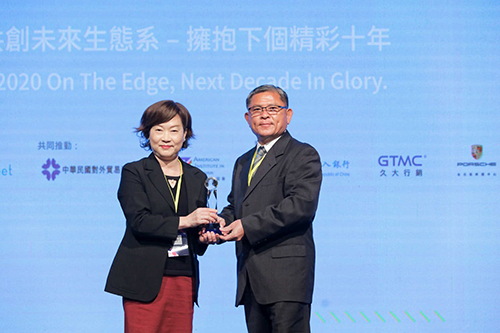 Ray Fu obtained a 2020 D&B Top 1000 Elite SME Award for the third consecutive year (2017-2020). Ray Fu Chairman Huang is pictured receiving the award. (Photo courtesy of Ray Fu.)