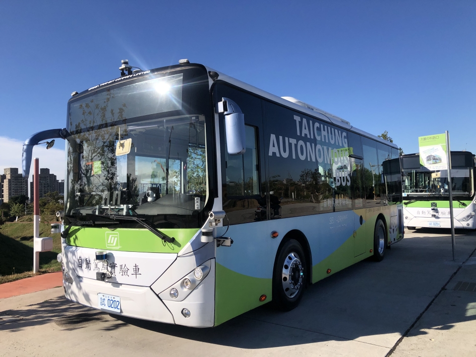 ITRI collaborated with Taichung City Government and a number of domestic companies under the Shuinan Smart City Self-Driving Bus trail operation project to develop an indigenous self-driving bus. (Photo courtesy of ITRI)