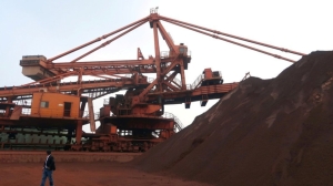 近來大陸的鐵礦砂、煤炭等大宗商品價格接連創飆高，促使北京當局出手降溫。圖為大連港鐵礦砂混礦場。 圖檔來源：聯合報系／路透