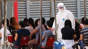 The photo of King Yuan Electronics Corp. facility workers awaiting to take their COVID-19 tests had ignited concerns over the lack of social distancing, prompting the government health department to step in. Photo courtesy of UDN.