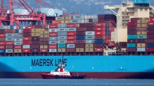 全球海运缺柜、运力短缺与港口壅塞现象依然，预期至少持续到今年下半年。图档来源：路透