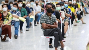 泰國民眾排隊等候接種新冠肺炎疫苗。變種病毒Delta快速傳播，掀起新一波感染潮，促使各國加快疫苗施打腳步。圖檔來源：聯合報系／路透
