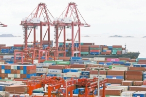 中国大陆宁波舟山港因疫情暂停营运，成为海运业务受扰可能延续至明年的最新证据。图档来源：联合报系／路透
