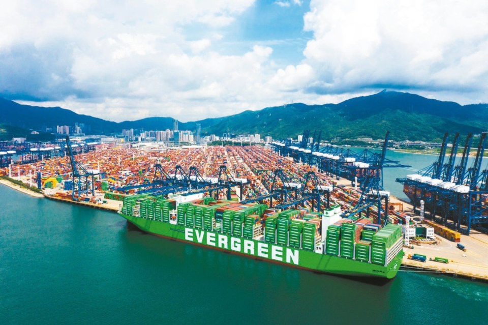 長榮海運規模最大的2.4萬TEU的超級貨櫃輪「長範（Ever Ace）」。長榮海運／提供
