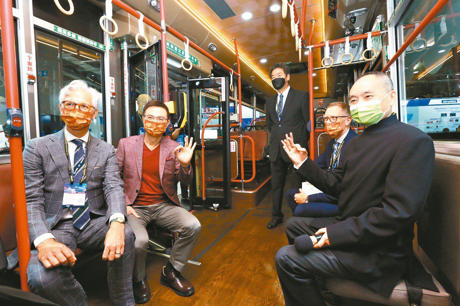 TAITRA Chairman James Huang and VIPs tour an electric bus at the 2035 E-Mobility Taiwan show. (Photo credit: TAITRA)