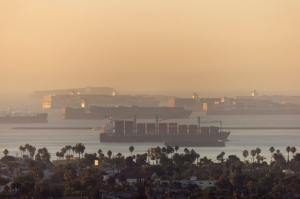 洛杉磯港執行董事塞羅卡​說，供應鏈混亂可能至少持續到明年底才消退。路透
