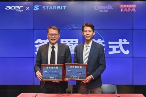 Acer Gadget倚天酷棋总经理锺逸钧(左) 携手STARBIT思伟达 执行长邓万伟(右) 签署合作意向书。  Acer Gadget/提供