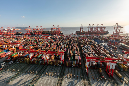 圖為上海洋山港貨櫃碼頭。圖檔來源：聯合報系／新華社
