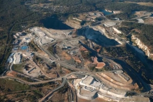 澳洲泰利森格林布什锂辉石矿。2022年第一季中国锂精矿进口量为52.9万吨，其中来自澳洲的就有50.2万吨，占进口锂矿的95%。图档来源：联合报系／虎嗅网
