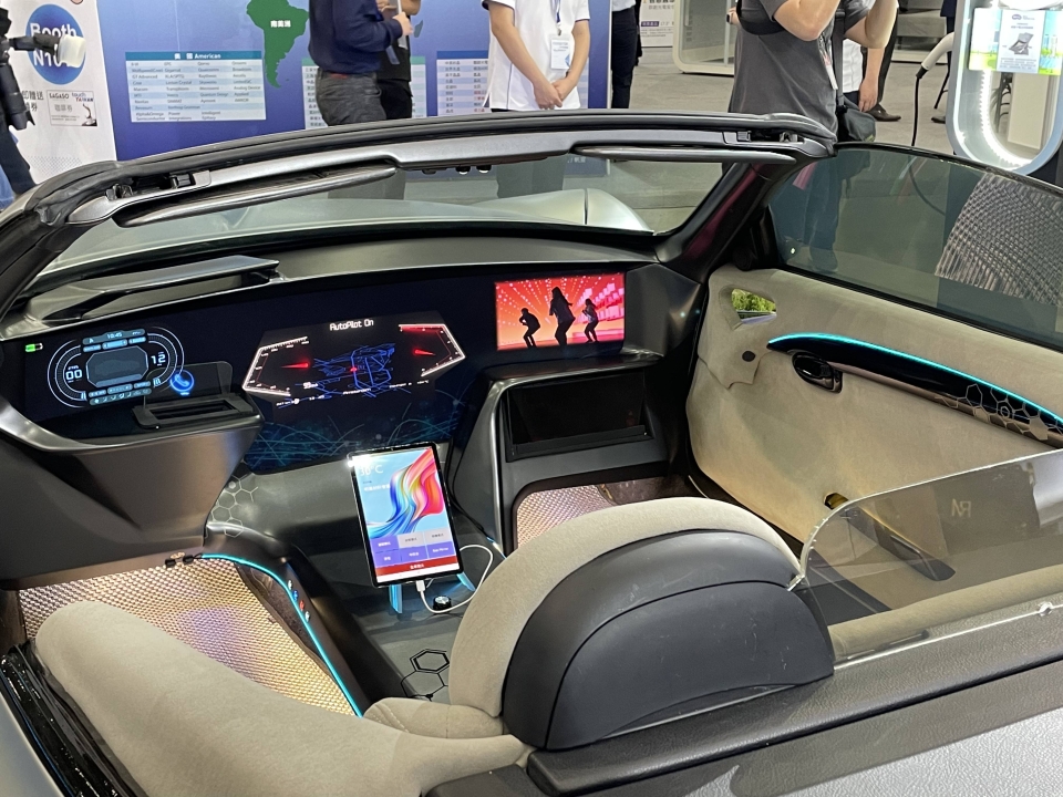 BenQ Materials’ smart cockpit solution considers the removal of the steering wheel in future concepts. (Photo courtesy of CENS)
