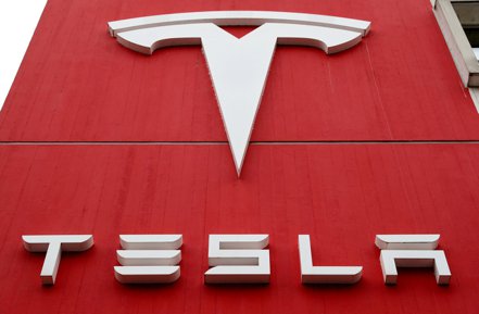 特斯拉（Tesla）执行长马斯克21日在推特宣布，特斯拉全自动辅助驾驶（FSD）在北美售价将大涨25%，到15,000美元。图档来源：联合报系/路透