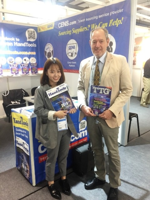 A member of the Economic Daily News (CENS) publication team poses with a buyer at the CENS booth in 2018 Automechanika Frankfurt. (Photo credit: CENS) 