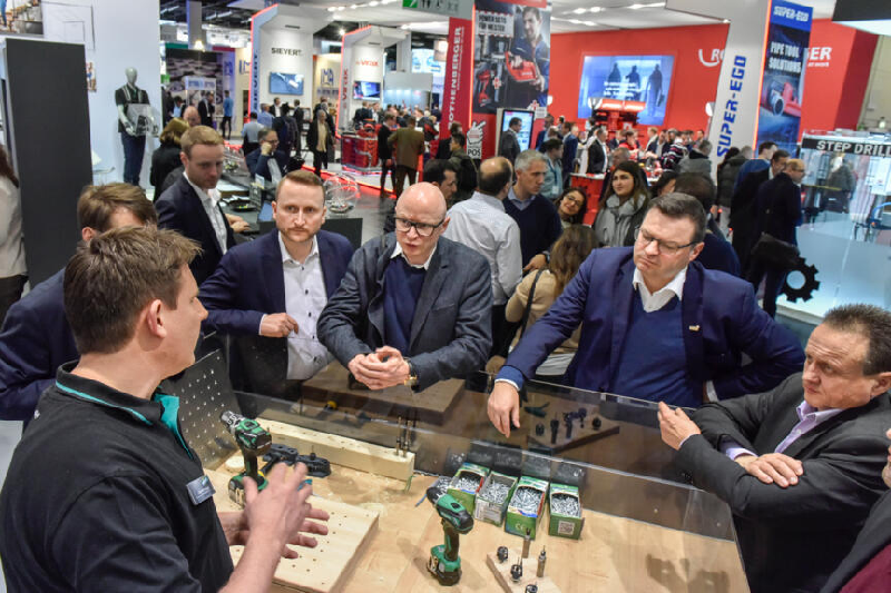 Buyers are shown visiting an exhibitor booth at the International Hardware Fair (IHF) in Cologne in 2018. Photo credit: Koelnmesse / INTERNATIONAL HARDWARE FAIR 