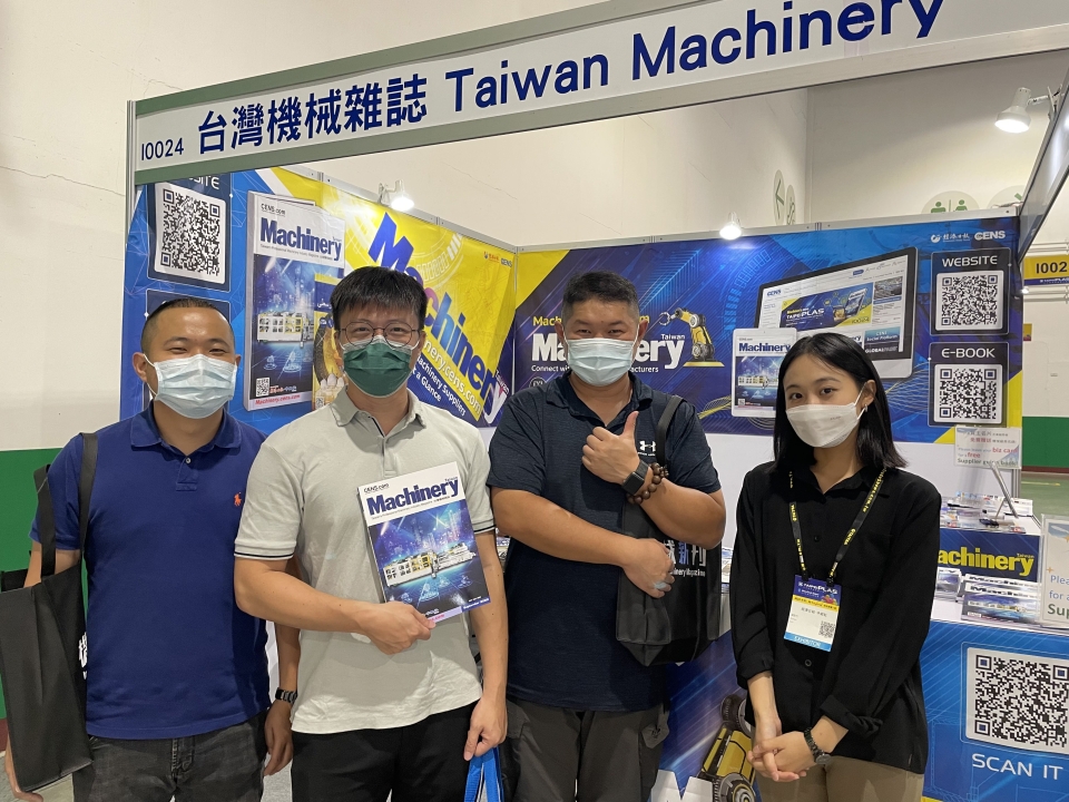 Economic Daily News (CENS) publication team member poses with domestic buyers at CENS’ I0024 booth at 2022 TaipeiPLAS. (Photo courtesy of CENS)