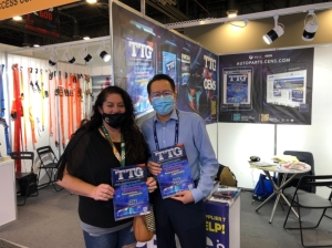 A buyer poses with a CENS publication team member on the 2021 AAPEX show grounds. (Photo credit: CENS)