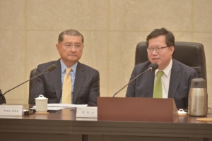 电电公会理事长李诗钦（左）与行政院副院长郑文灿。电电公会／提供