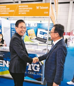 泰國汽配展（TAPA）主辦單位汽配公會理事主席Paul（左）於展覽期間到台灣館替台灣展商加油打氣。 何盈慧 /攝影