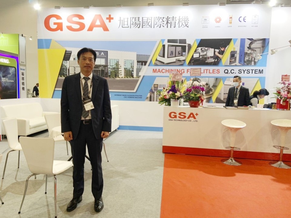 Yu Liang-Chi, Chairman of GSA Technology, showcases new products at booth R0405 on the second floor of Hall 2 of Nangang Exhibition Center during TIMTOS. (Photo courtesy of Ashley Liu)