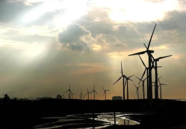 国发会于2022年3月及12月分别发布「台湾2050净零排放路径蓝图」及「12项关键战略行动计画」，设立明确目标加速发展再生能源，风电及太阳光电为发展主轴。报系资料照