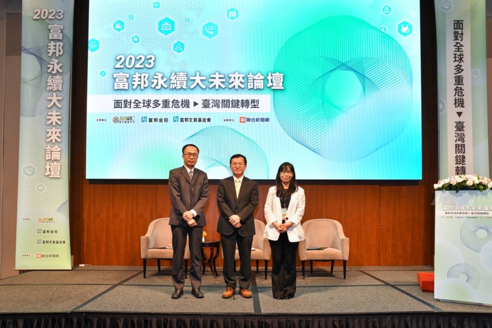 台大風險中心研究團隊郭雅婷博士(右起)、主任周桂田、林木興博士。台大風險中心/提供