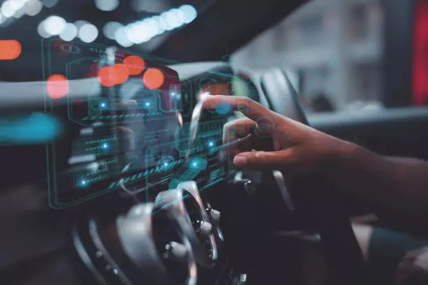 自动驾驶技术逐渐成熟，相关车厂、晶片厂抢进发展更高阶车款。图／pixabay