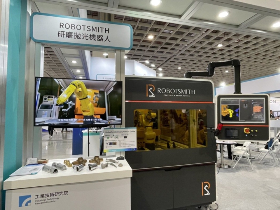 2023 TAIROS經濟部科技研發主題館展出科技專案補助開發的「ROBOTSMITH研磨拋光機器人」，透過軟硬整合技術，可精準研磨比不銹鋼硬三倍的鈦金屬人工關節，讓表面更細緻，現已規劃衍生新創公司。記者李珣瑛／攝影