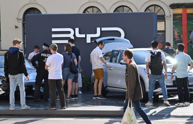 比亚廸电动车在慕尼黑展示。该公司看好明年实现40万辆的出口销售目标。路透