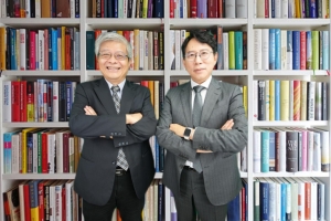 数位转型学院院长詹文男（左）本周特别邀请车辆研究测试中心董事长王正健（右）来分享台湾在自驾车领域的研发、测试与验证的现况与趋势。数位转型学院／提供